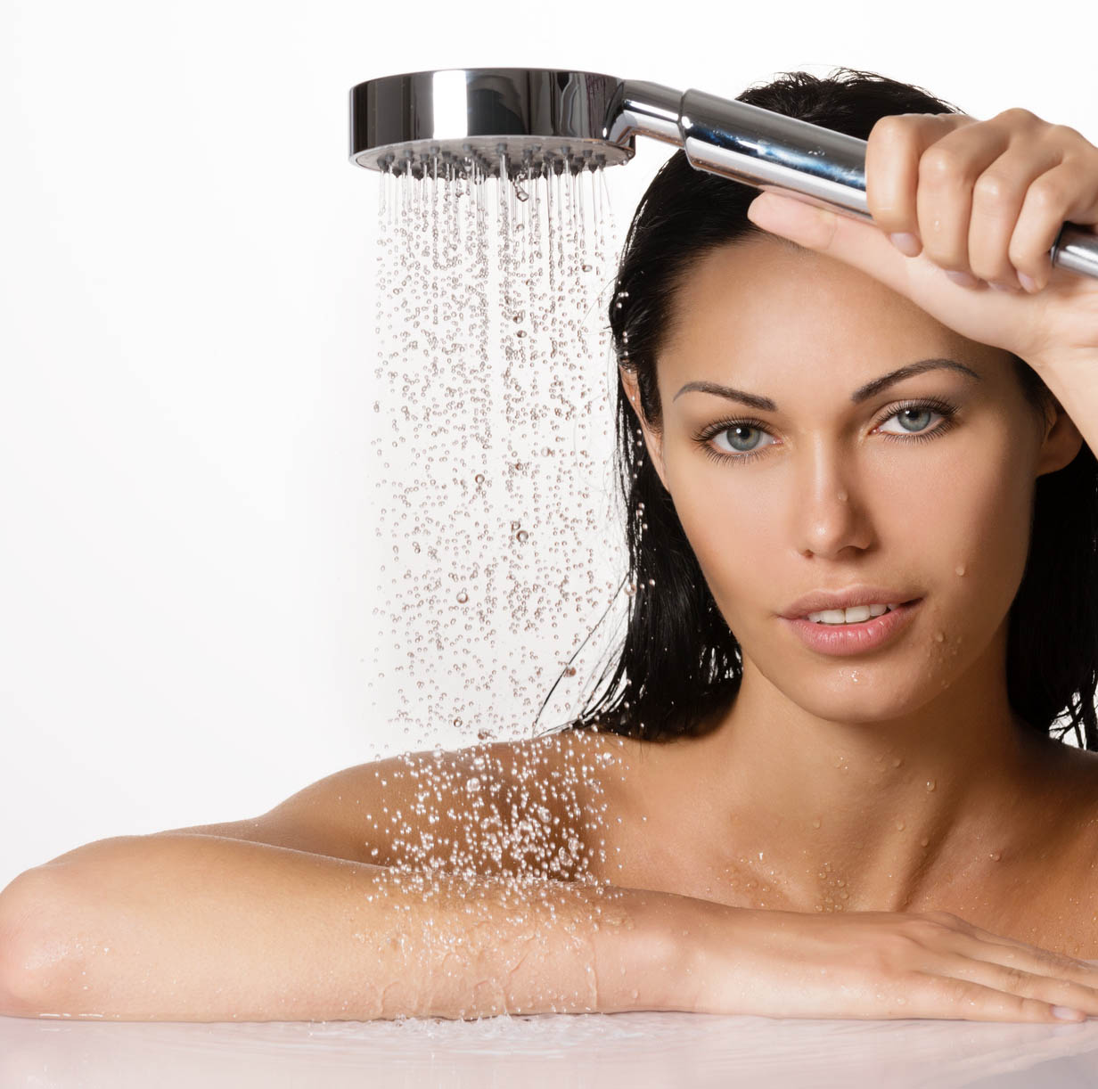 Shower face. Фото с душем в руке.